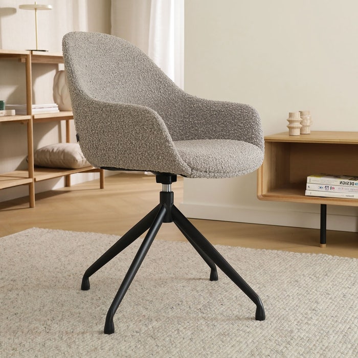 Nola-Mae draaibare eetkamerstoel bouclé taupe - zwart onderstel - set van 2 met armleuning - draaibaar - design - stof - scandinavisch - japandi - luxe - armstoel - comfortabele - bruingrijs - set van 2