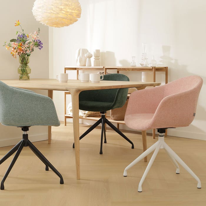 scandinavisch draaibare eetkamerstoel zacht roze - zwart onderstel Nola-Otis 