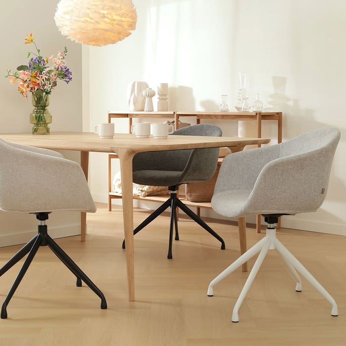 scandinavisch draaibare eetkamerstoel beige - zwart onderstel Nola-Otis 