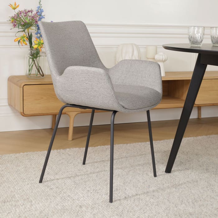 Nora-Eef eetkamerstoel warm grijs - zwart onderstel met armleuning - design - scandinavisch - stof - luxe - armstoel - modern - zwarte poten