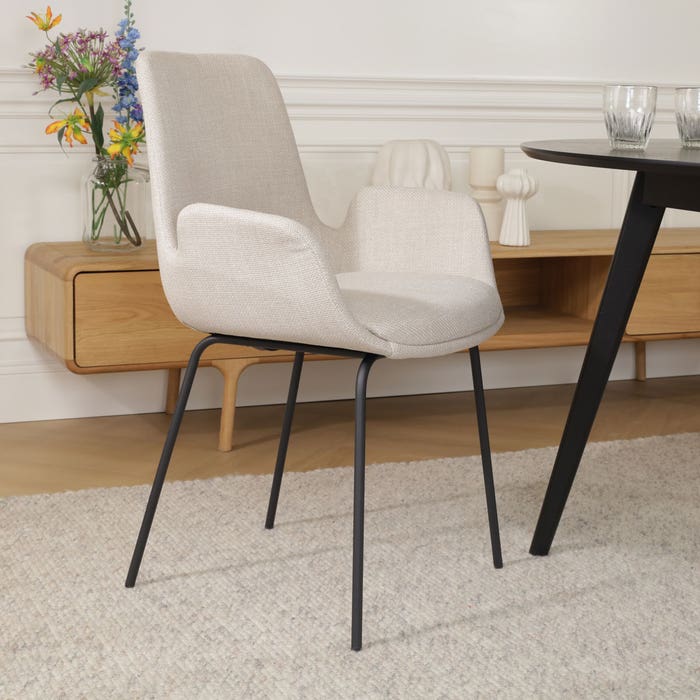 Nora-Eef eetkamerstoel beige - zwart onderstel met armleuning - design - bruin - scandinavisch - stof - luxe - armstoel - modern - zwarte poten