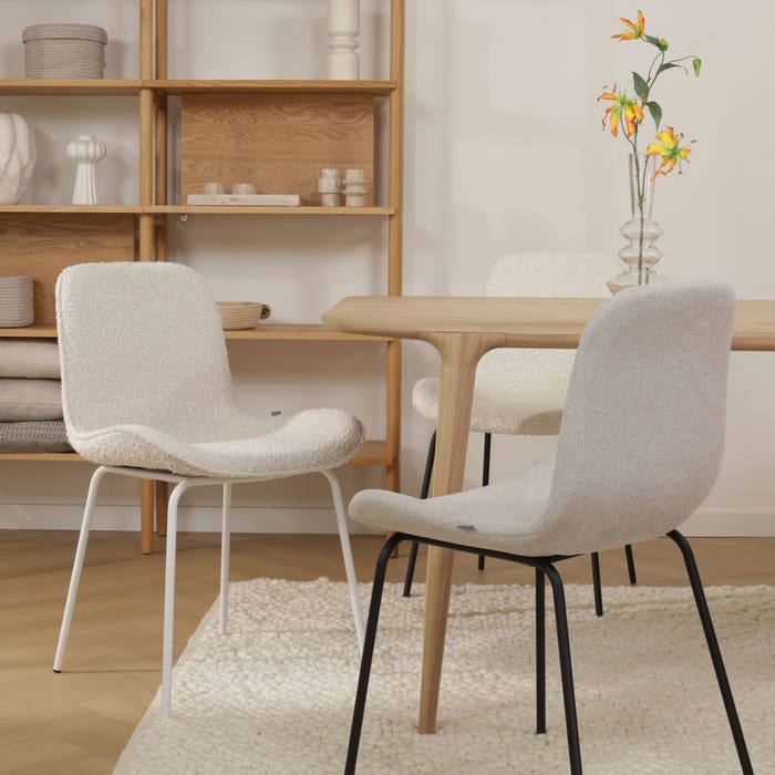 scandinavische eetkamerstoel bouclé beige - wit onderstel Nora-Fé 