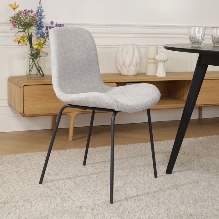 Nora-Fé eetkamerstoel lichtgrijs - zwart onderstel - set van 2 grijs - stof - scandinavisch - modern - zwarte poten - set van 2 - elegant