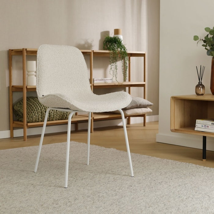 Nora-Fé eetkamerstoel bouclé beige - wit onderstel stof - scandinavisch - modern - crème - witte poten - bouclé - japandi - stijlvol - elegant