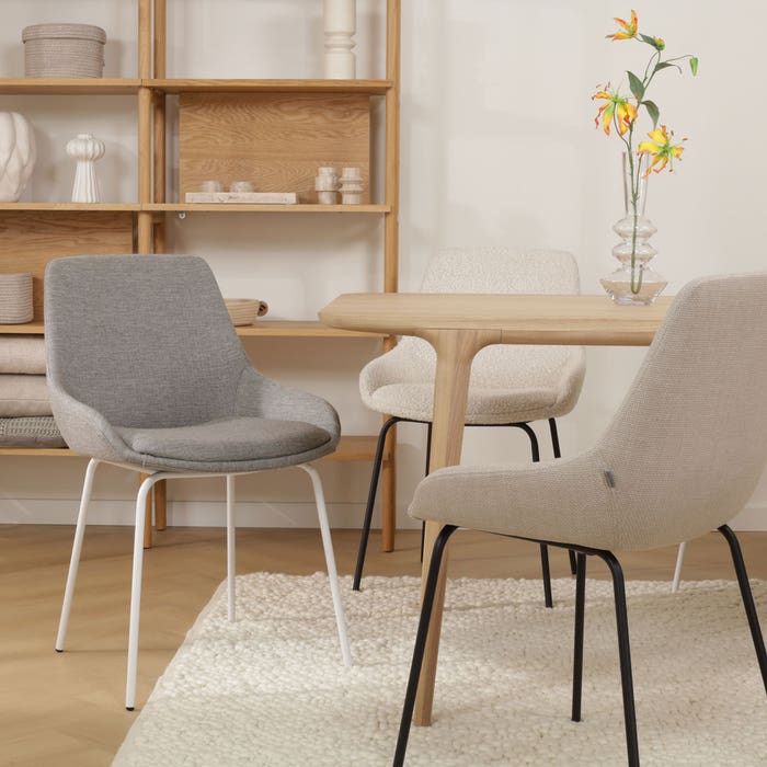 design eetkamerstoel warm grijs - zwart onderstel Nora-Isa