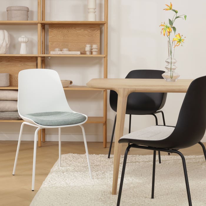 scandinavische eetkamerstoel wit met beige zitkussen - wit onderstel Nora-Liv