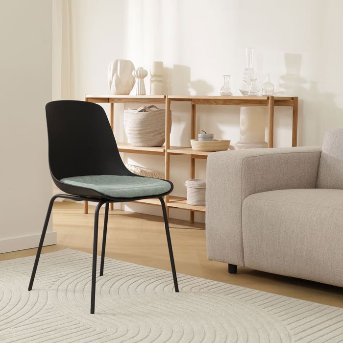 Nora-Liv eetkamerstoel zwart met zacht groen zitkussen - zwart onderstel eetkamerstoel - kunststof - scandinavisch - japandi -  zwarte poten