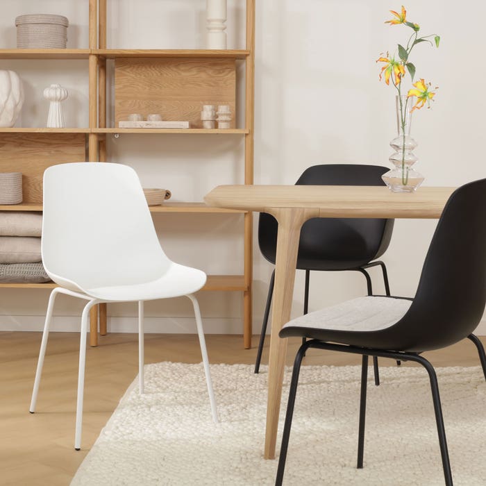scandinavische eetkamerstoel zwart met beige zitkussen - zwart onderstel Nora-Liv