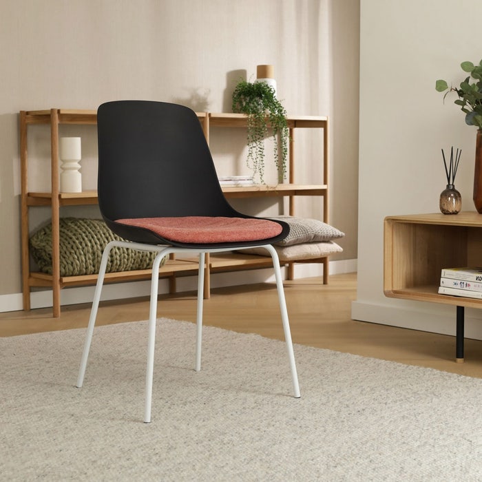 Nora-Liv eetkamerstoel zwart met terracotta rood zitkussen - wit onderstel eetkamerstoel - kunststof - scandinavisch - japandi -  witte poten