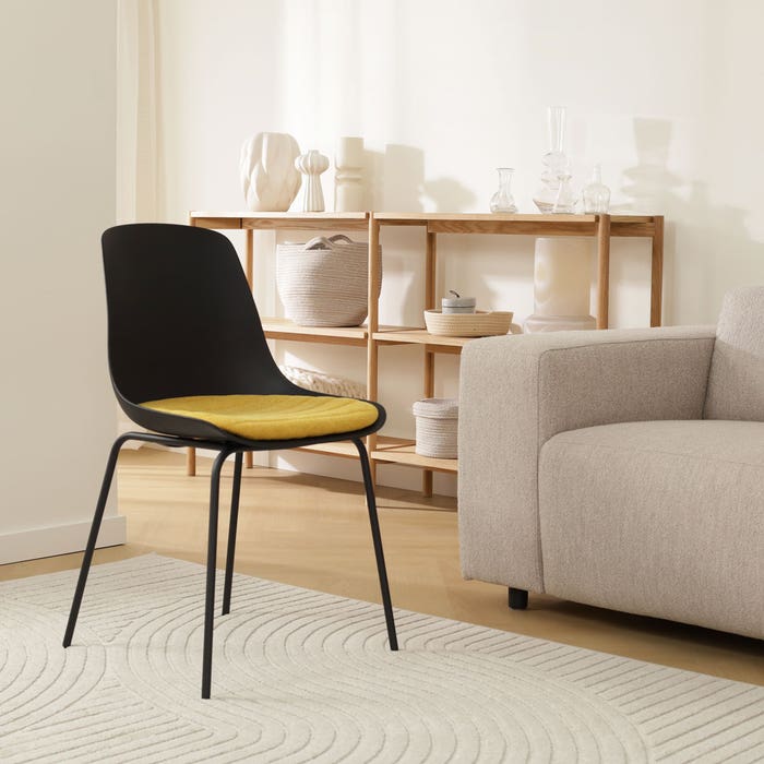Nora-Liv eetkamerstoel zwart met okergeel zitkussen - zwart onderstel eetkamerstoel - kunststof - scandinavisch - japandi -  zwarte poten