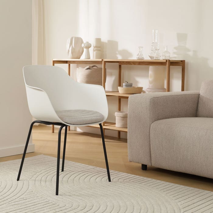 Nora-Liz eetkamerstoel wit met beige zitkussen - zwart onderstel eetkamerstoel - met armleuning - scandinavisch - armstoel - scandinavisch - kunststof - modern - zwarte poten