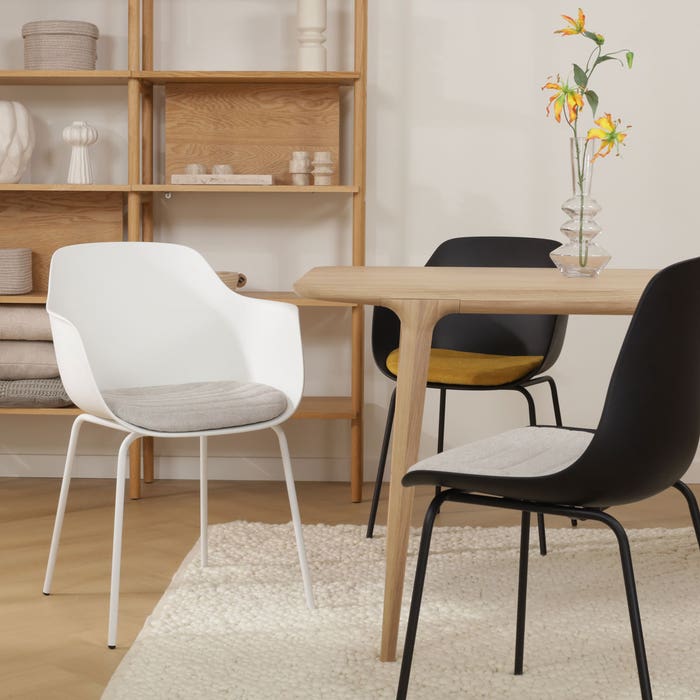 scandinavische eetkamerstoel zwart met terracotta rood zitkussen - zwart onderstel Nora-Liz