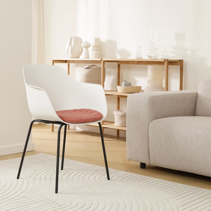 Nora-Liz eetkamerstoel wit met terracotta rood zitkussen - zwart onderstel eetkamerstoel - met armleuning - scandinavisch - armstoel - scandinavisch - kunststof - modern - zwarte poten