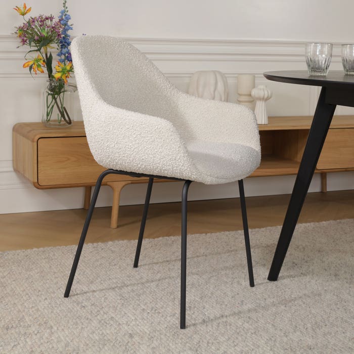 Nora-Mae eetkamerstoel bouclé beige - zwart onderstel - set van 2 met armleuning - design - bruin - scandinavisch - stof - luxe - armstoel - modern - comfortabele - zwarte poten - set van 2