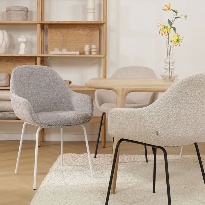 scandinavische eetkamerstoel bouclé taupe - wit onderstel Nora-Mae