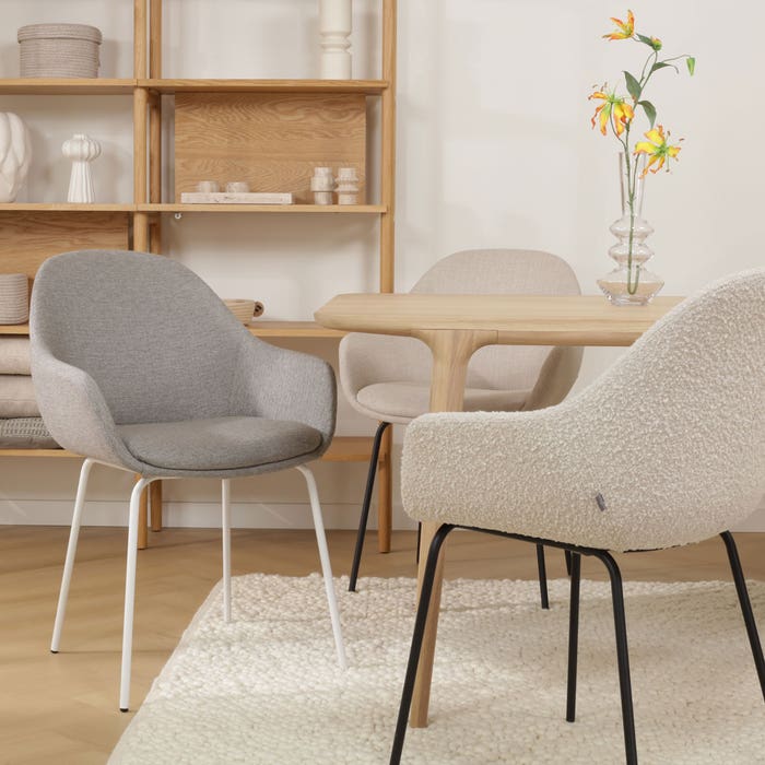 design eetkamerstoel warm grijs - zwart onderstel Nora-Mae 
