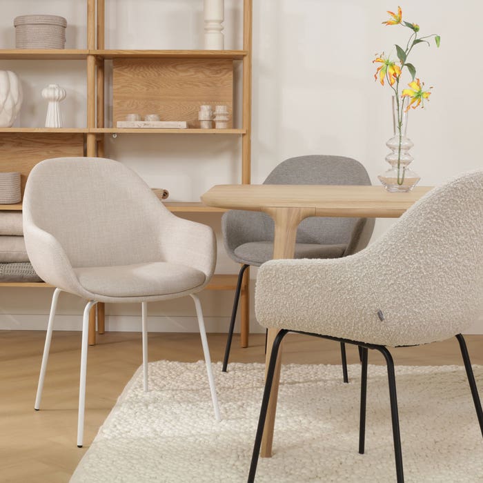 scandinavische eetkamerstoel bouclé beige - zwart onderstel Nora-Mae