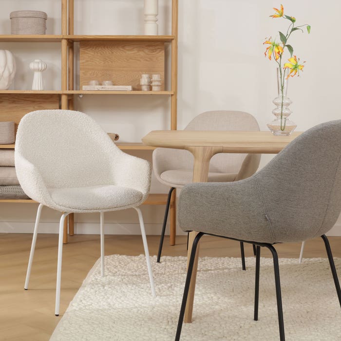 scandinavische eetkamerstoel bouclé beige - wit onderstel Nora-Mae