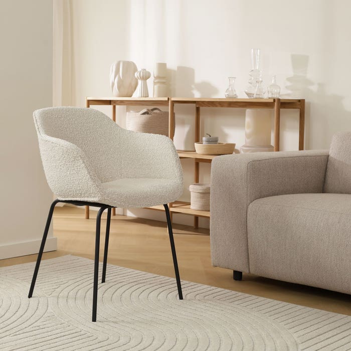 comfortabele eetkamerstoel met armleuning bouclé beige - zwart onderstel Nora-Mare