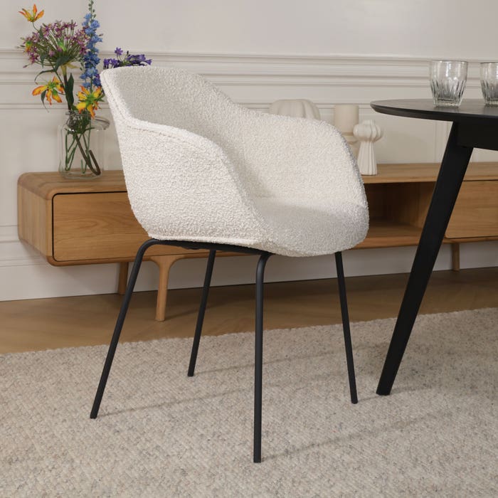 Nora-Mare eetkamerstoel bouclé beige - zwart onderstel met armleuning - stoffen - scandinavisch - bouclé - armstoel - creme - zwarte poten