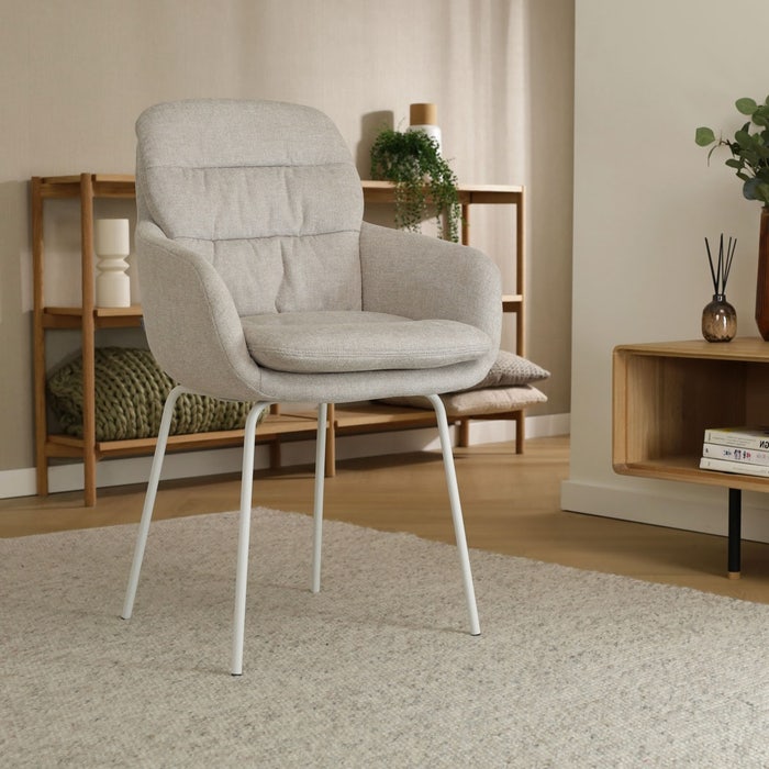 Nora-Mia eetkamerstoel beige - wit onderstel met armleuning - stof - scandinavisch - luxe - armstoel - crème - hoge rugleuning - comfortabele - lichtbruin - japandi