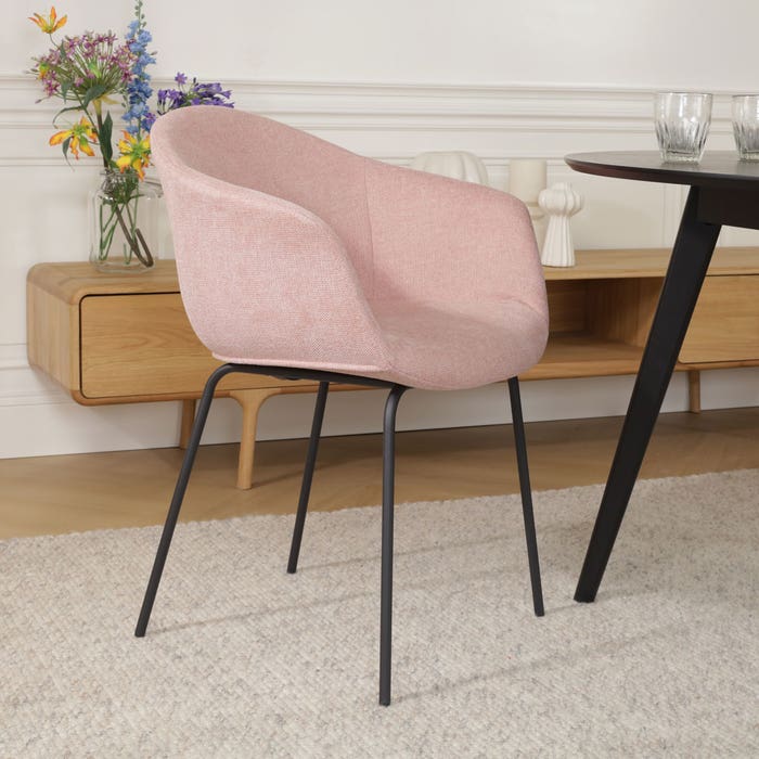 Nora-Otis eetkamerstoel zacht roze - zwart onderstel met armleuning - stoffen - armstoel - modern - lichtroze - japandi - comfortabel