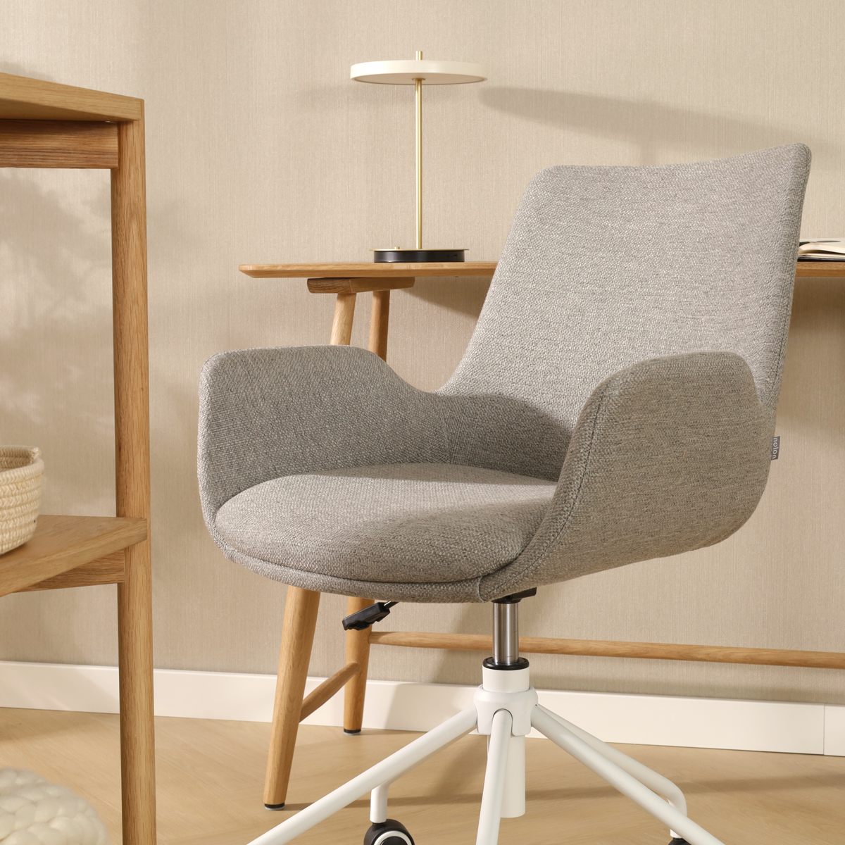 scandinavisch verstelbare vergaderstoel met armleuning warm grijs - wit onderstel Nout-Eef