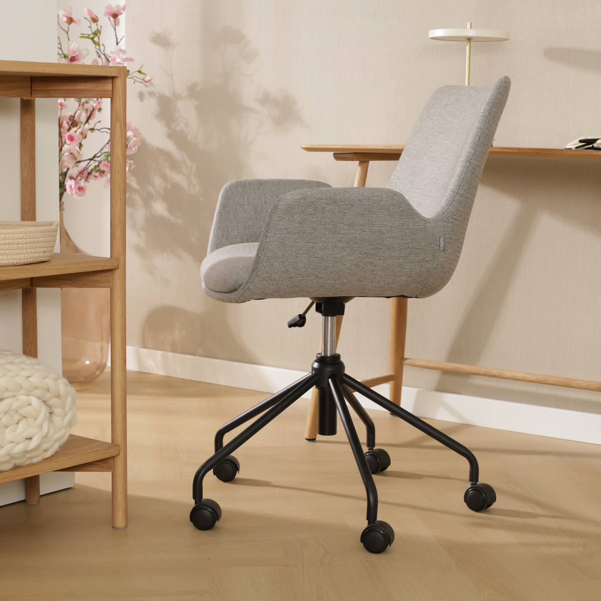 scandinavisch verstelbare vergaderstoel met armleuning warm grijs - zwart onderstel Nout-Eef