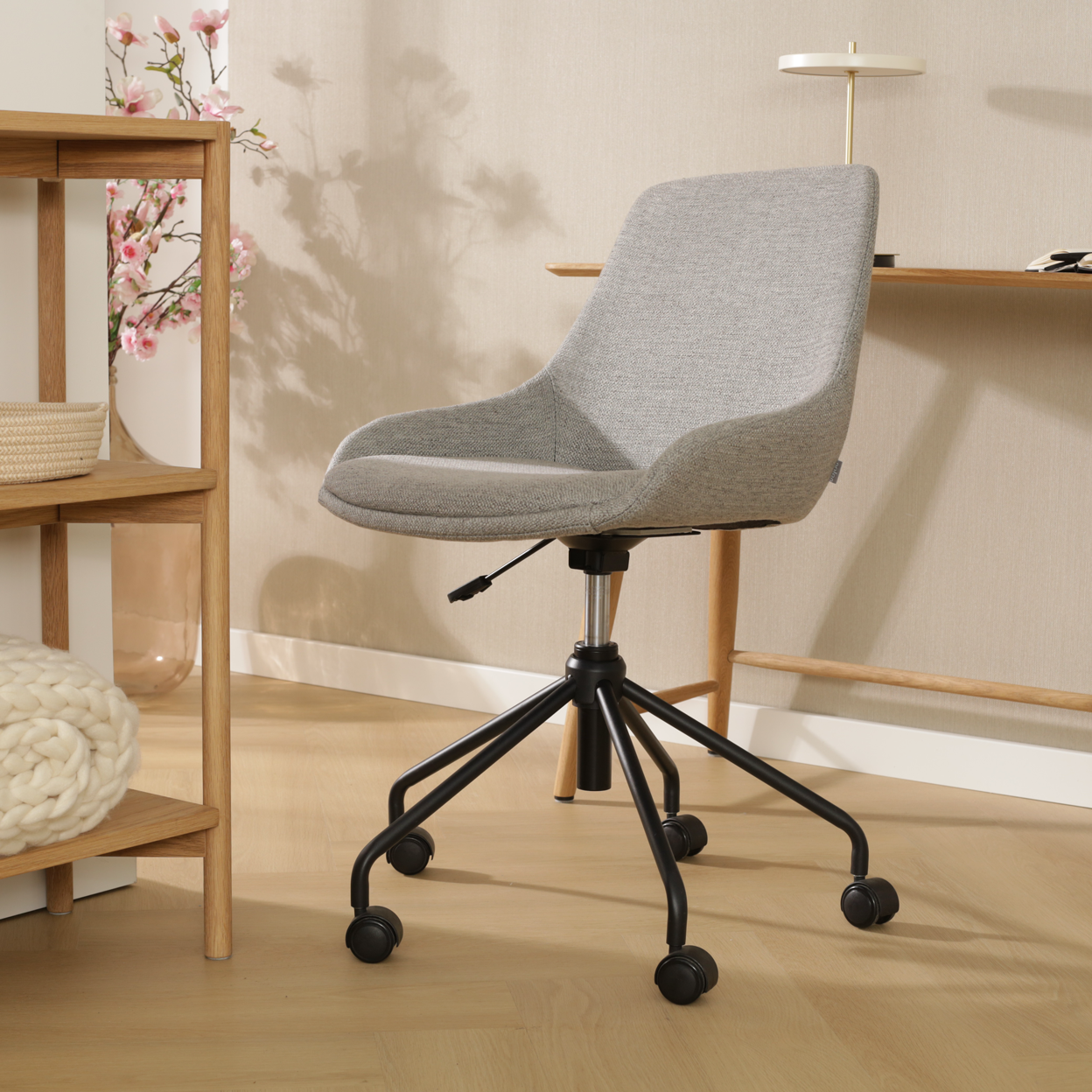 scandinavische vergaderstoel warm grijs - zwart onderstel Nout-Isa