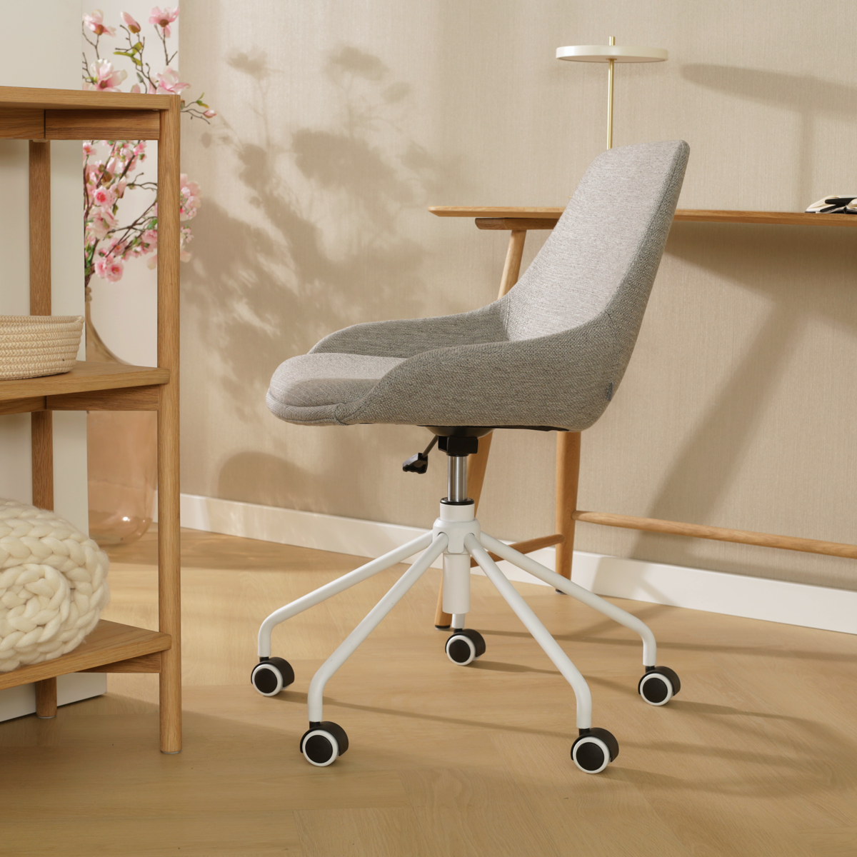 scandinavische vergaderstoel warm grijs - wit onderstel Nout-Isa