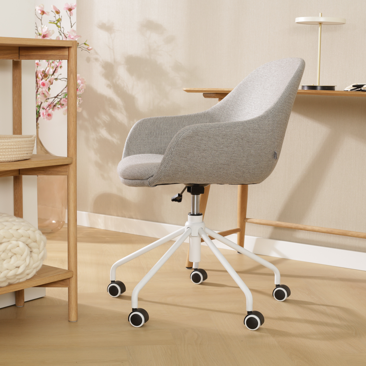 collectie Nout-Mae bureaustoel warm grijs - wit onderstel