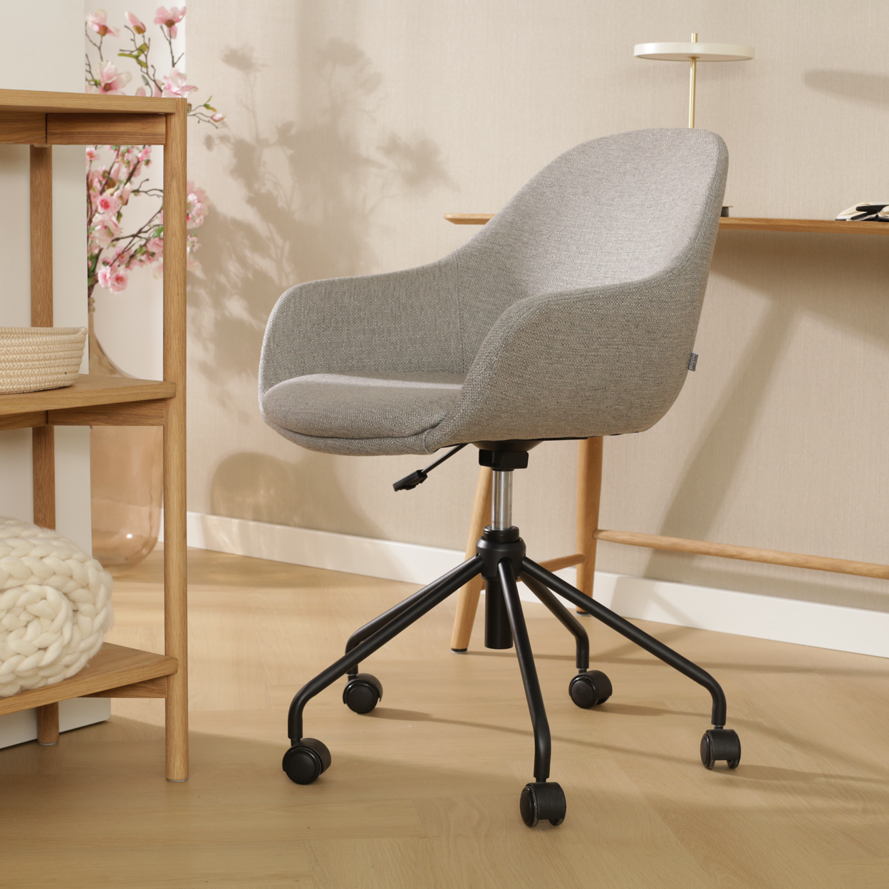  bureaustoel warm grijs met armleuningen - zwart onderstel - Nout-Mae