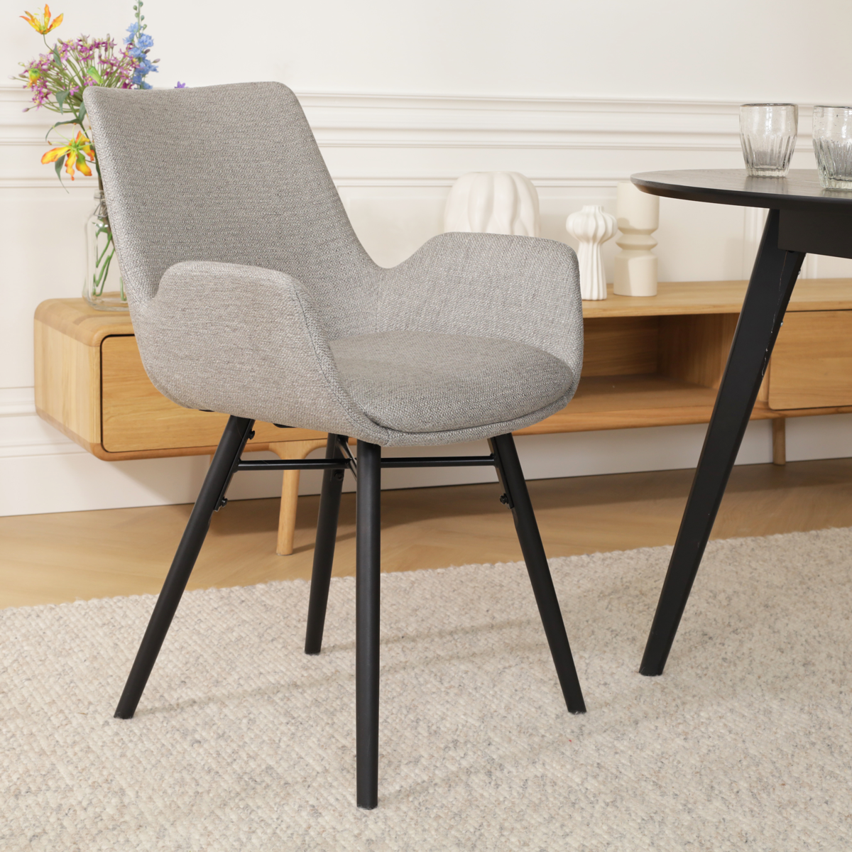 Nova-Eef eetkamerstoel warm grijs - zwart onderstel - met armleuning - design - scandinavisch - stof - luxe - armstoel - modern