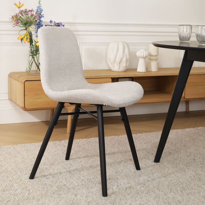 Nova-Fé eetkamerstoel beige - zwart onderstel - industrieel - stof - scandinavisch - crème - modern - zwarte poten