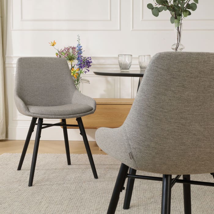 Nova-Isa eetkamerstoel warm grijs - zwart onderstel - design - scandinavisch - stof - luxe - zwarte poten