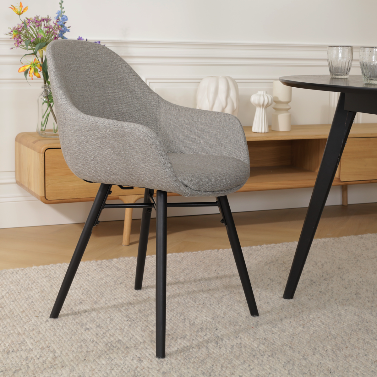 Nova-Mae eetkamerstoel warm grijs - zwart onderstel - met armleuning - design - scandinavisch - stof - luxe - armstoel - comfortabele