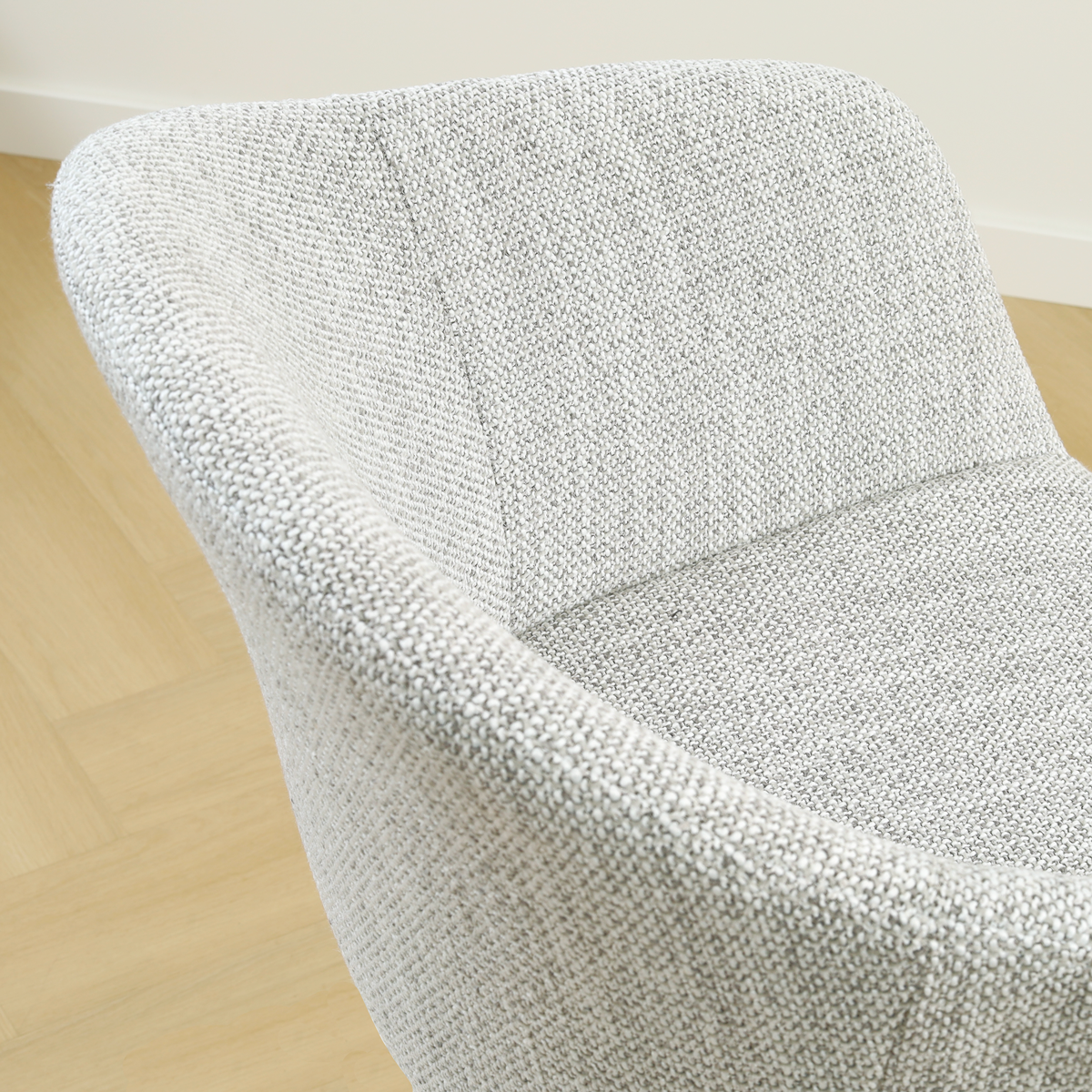 detail van de grijs gemeleerd -  walnoot houten onderstel nena-otis