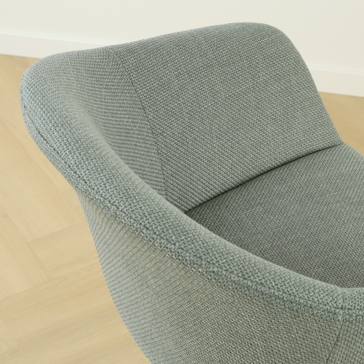 detail van de saliegroen -  zwart onderstel nora-otis