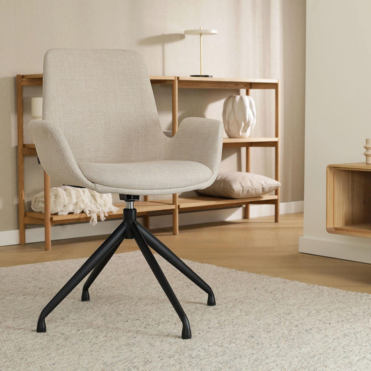 Nola-Eef draaibare eetkamerstoel beige - zwart onderstel - met armleuning - draaibaar - design - bruin - scandinavisch - luxe - stof - armstoel