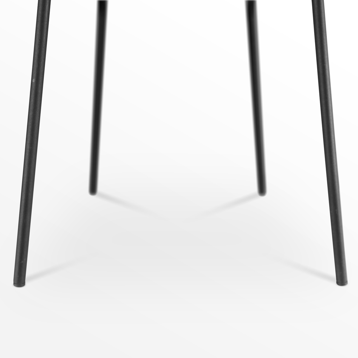 detail onderstel van de Nora-Fé eetkamerstoel saliegroen - zwart onderstel