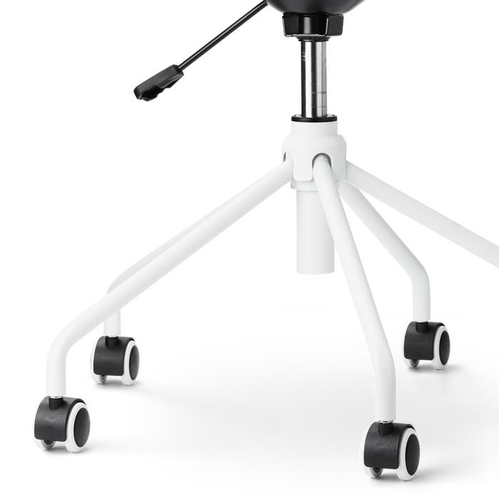 detail onderstel van Nout-Mae bureaustoel bouclé beige - wit onderstel