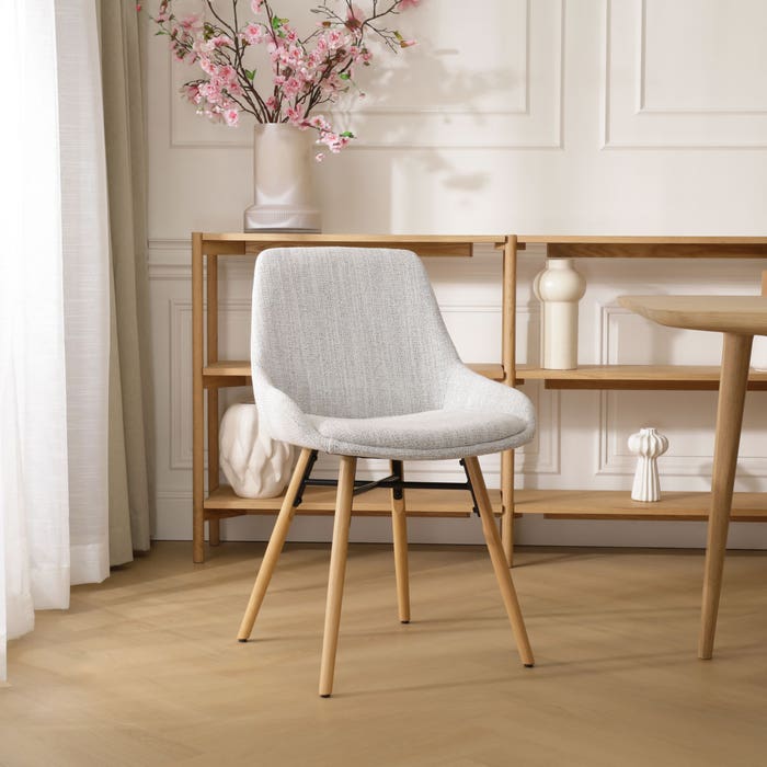 Nena-Isa eetkamerstoel beige gemêleerd - houten onderstel design  - scandinavisch - luxe - stof - zonder armleuning - modern - creme