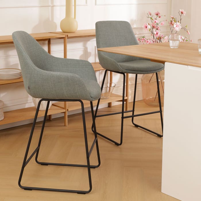 Nino-Mae barkruk groen - zwart onderstel - 75 cm barstoel - rugleuning - kookeiland - armleuning - hoge - design - luxe - stof - scandinavisch - comfortabele
