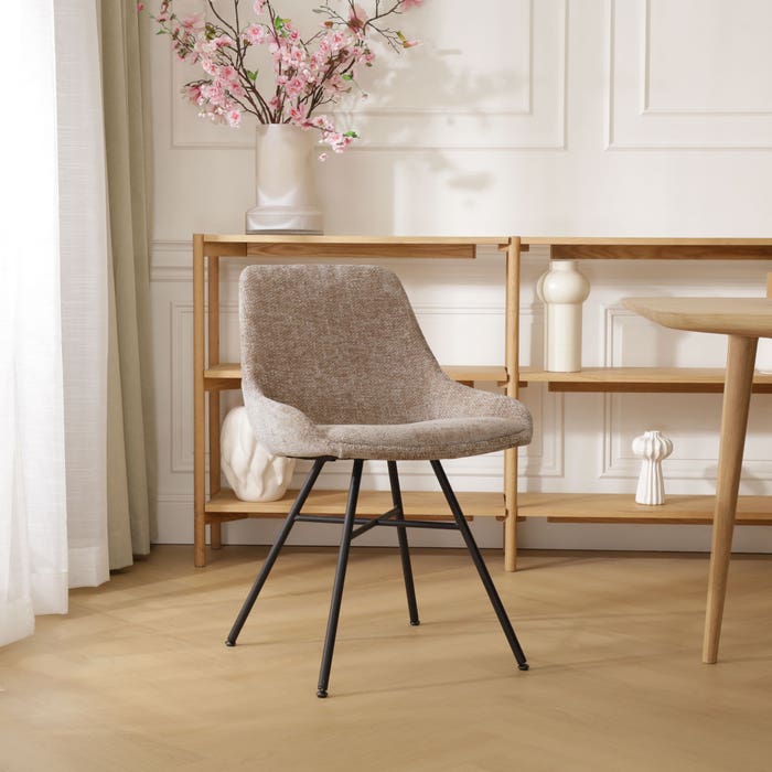Noa-Isa eetkamerstoel bruin - zwart onderstel design - scandinavisch - stof - luxe - modern - comfortabele- zonder armleuning - witte poten - lichtbruin