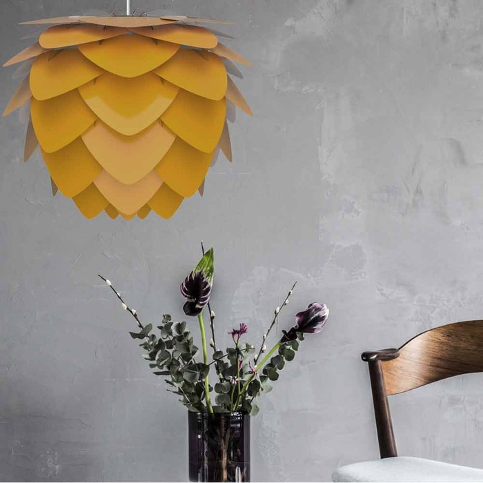 Aluvia Medium hanglamp saffron yellow - met koordset zwart - Ø 59 cm - gele - aluminium