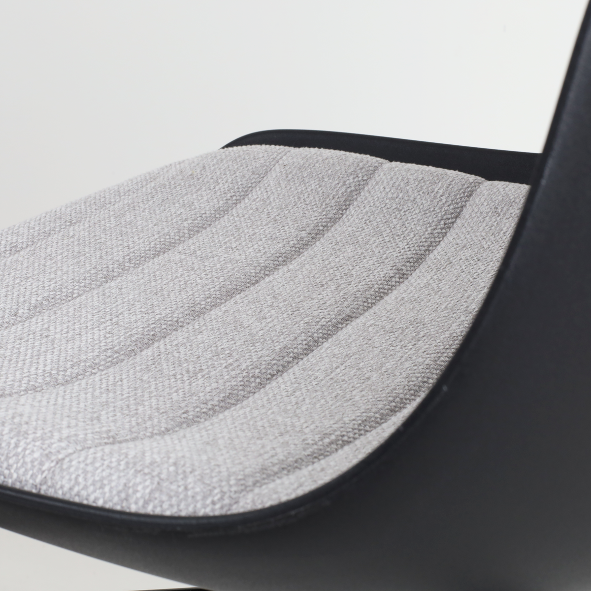 scandinavische draaibare eetkamerstoel zwart met lichtgrijs zitkussen - wit onderstel Nola-Liv 