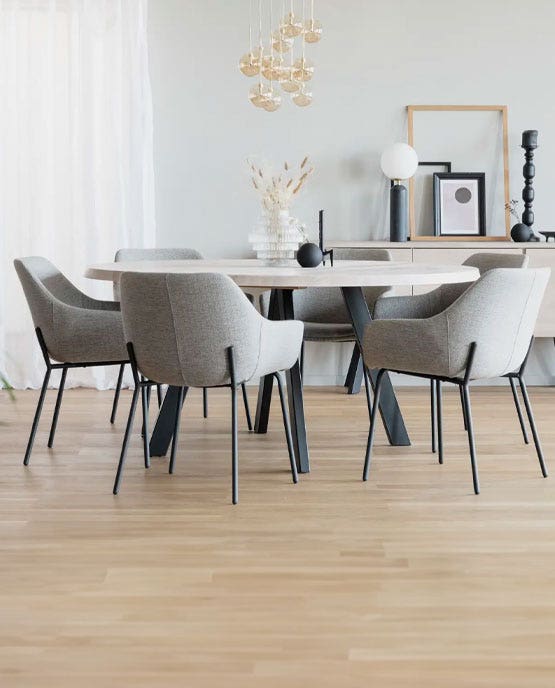 Hoeveel stoelen passen er aan mijn eettafel