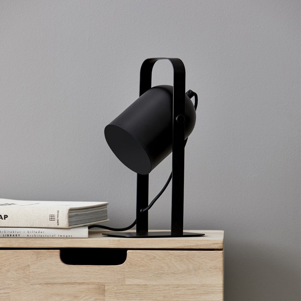 Zwarte lamp voor op het bureau