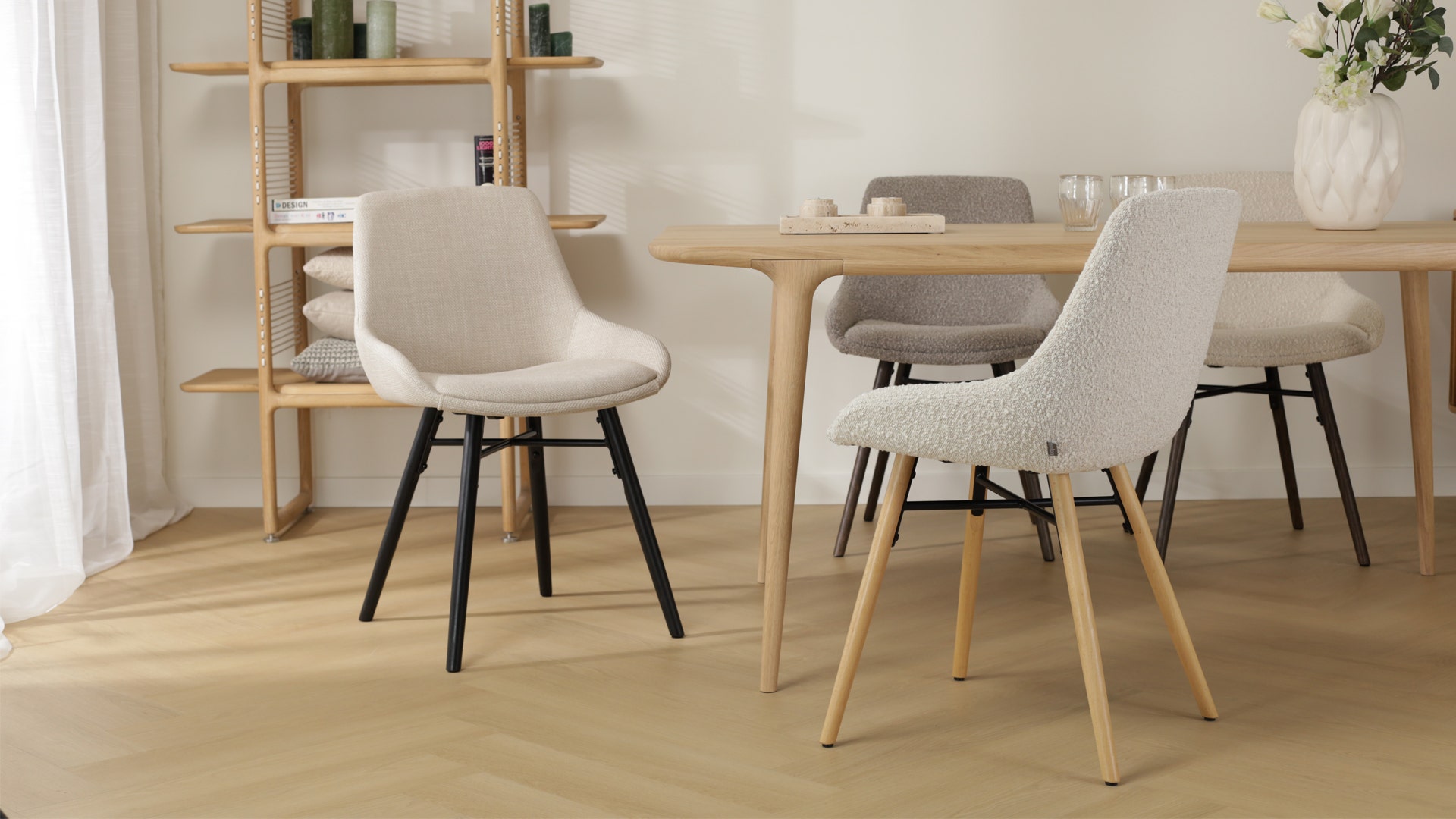 Hoeveel eetkamerstoelen passen aan een eettafel?