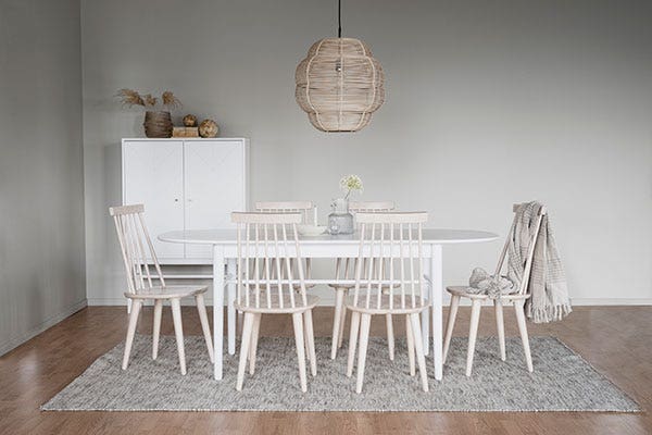 zes eetkamerstoelen aan een ovale tafel